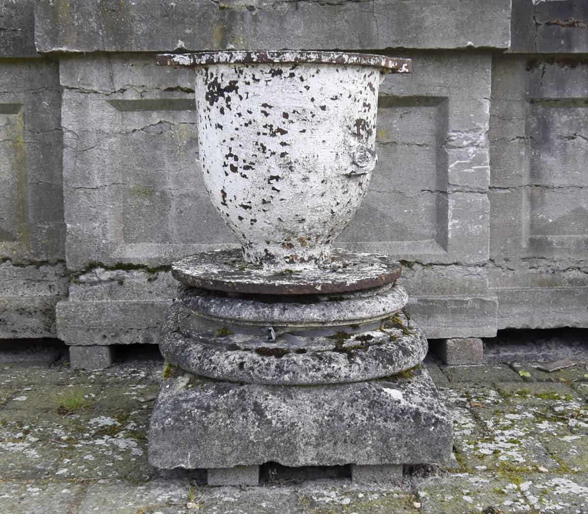 IJzeren-vaas-op-sokkel