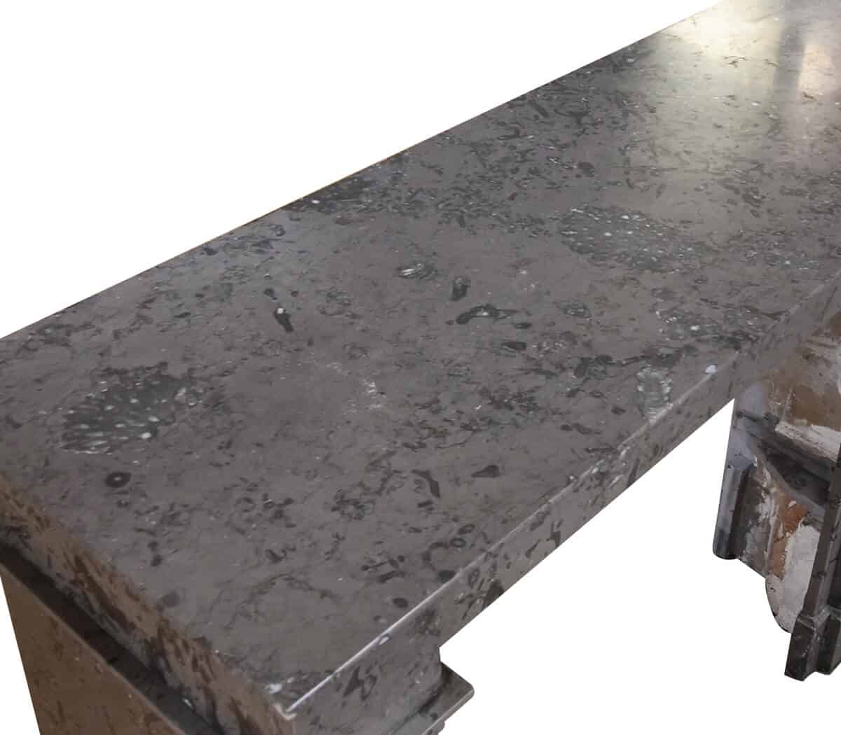 Grijs-marmeren-modillion-voorzetschouw