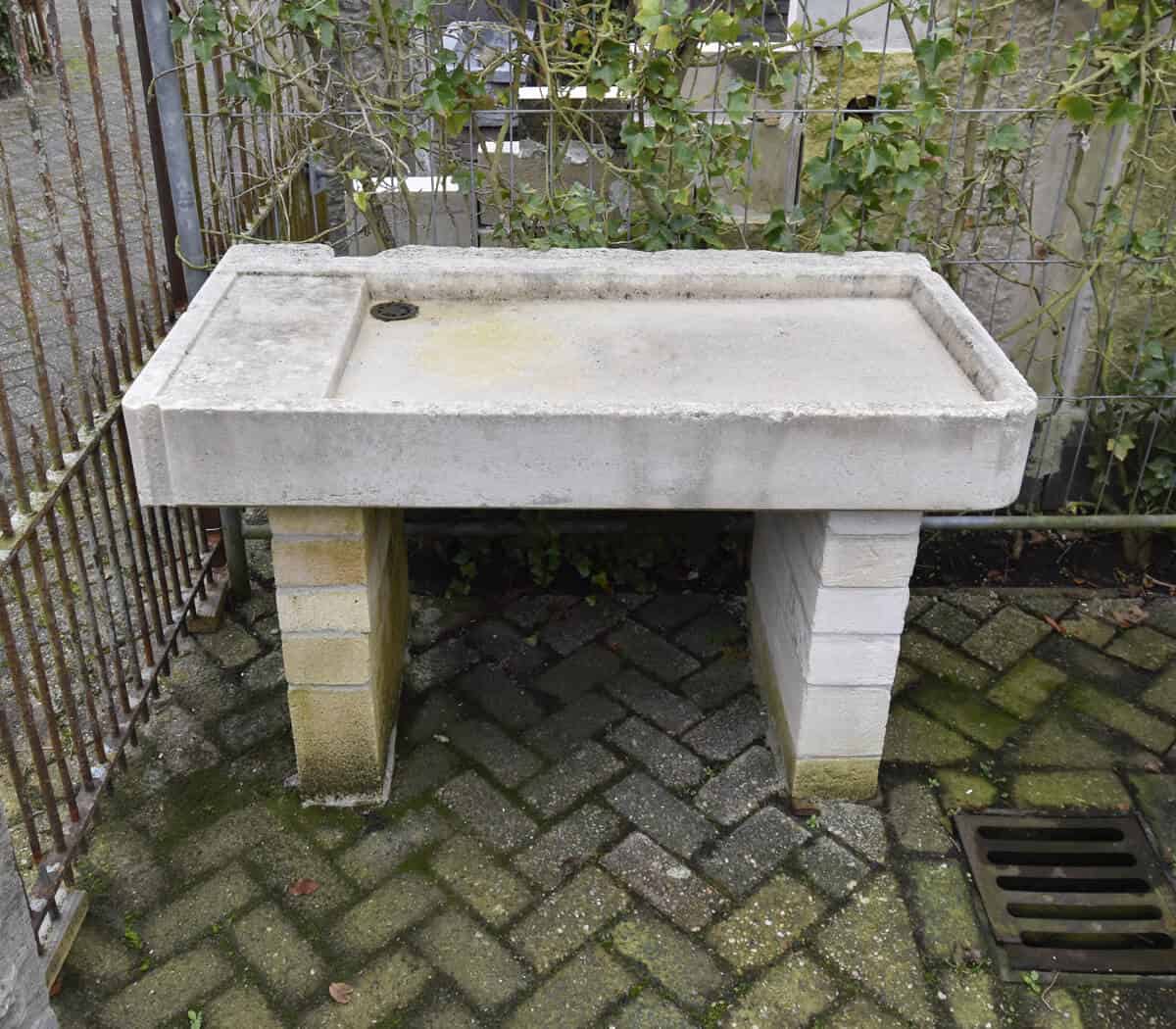 Franse-kalksteen-pompbak-incl.-sokkels