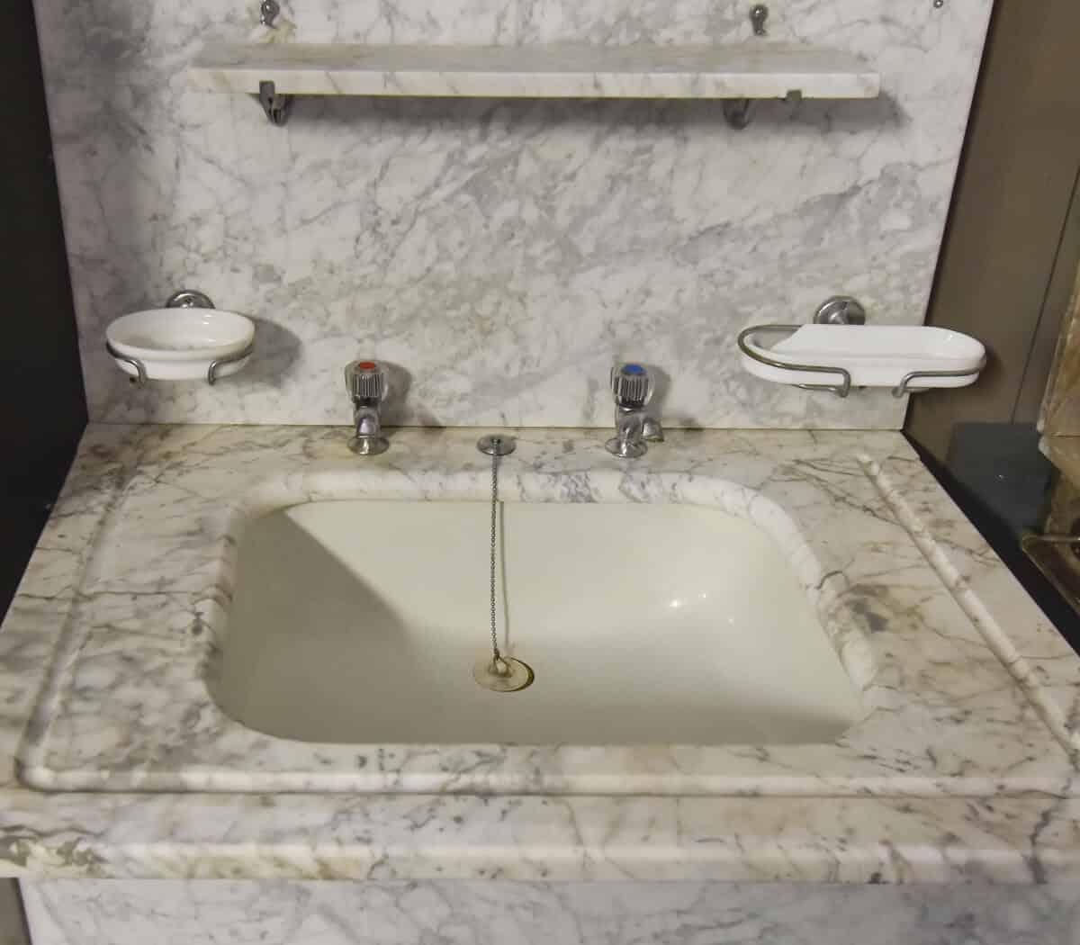 Wit-marmeren-wastafel