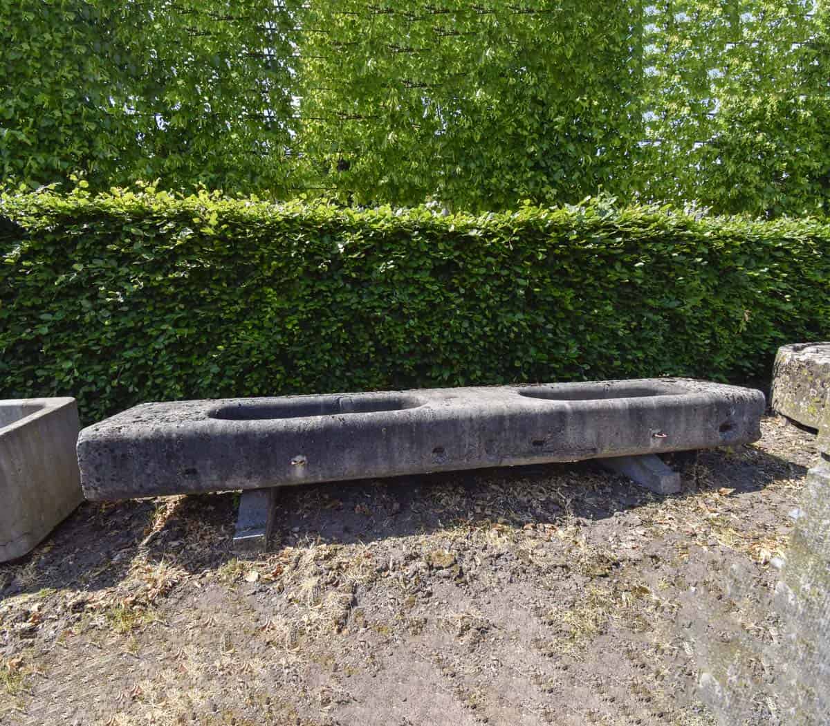 Hardstenen-dubbele-trog