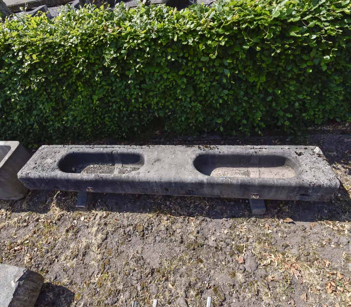 Hardstenen-dubbele-trog