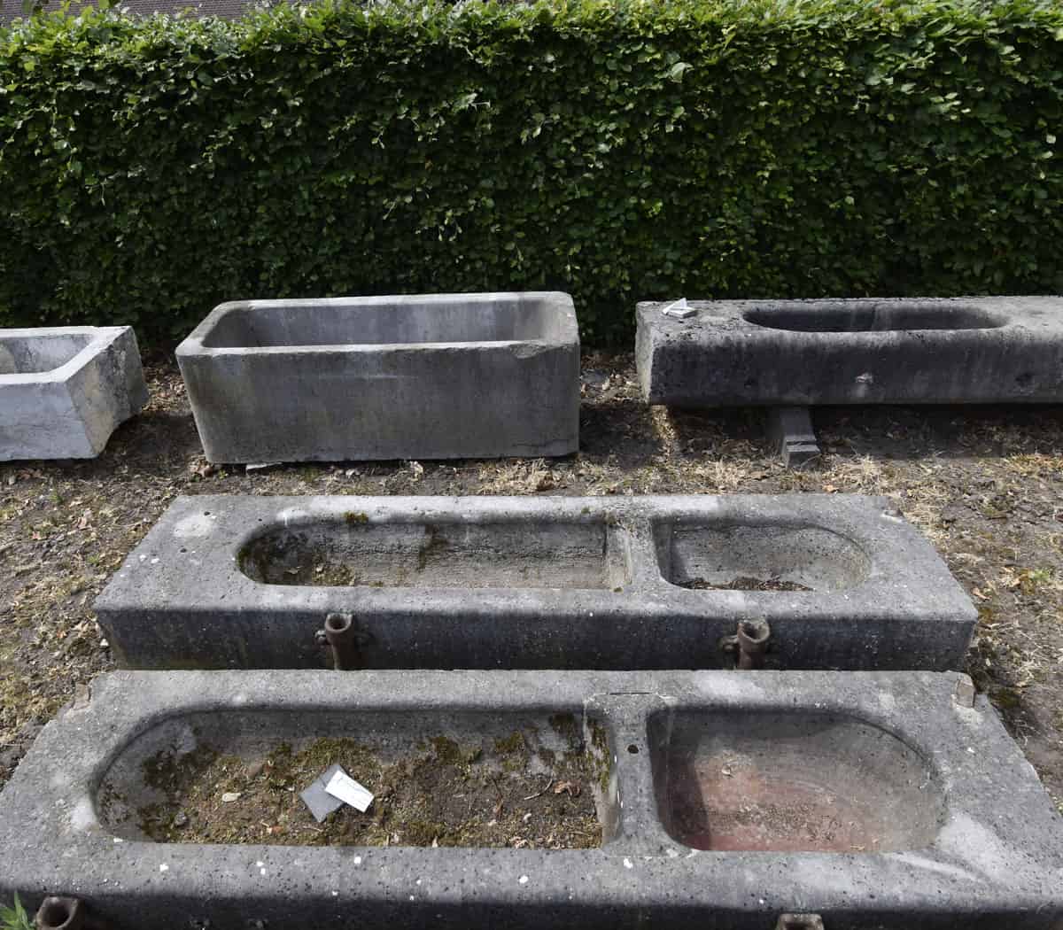 Hardstenen-dubbele-trog