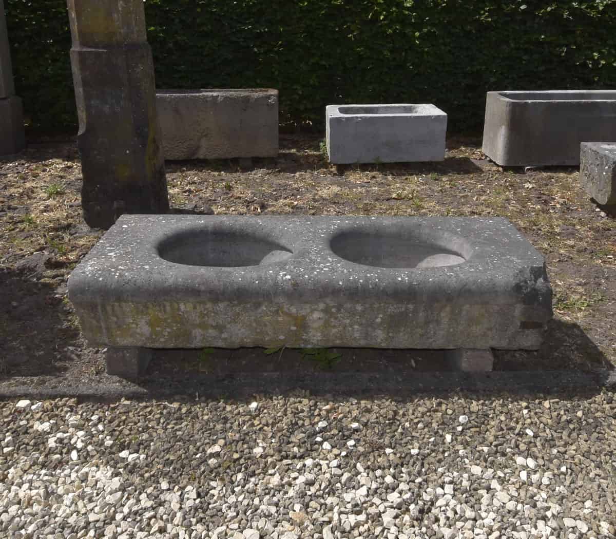 Hardstenen-dubbele-trog