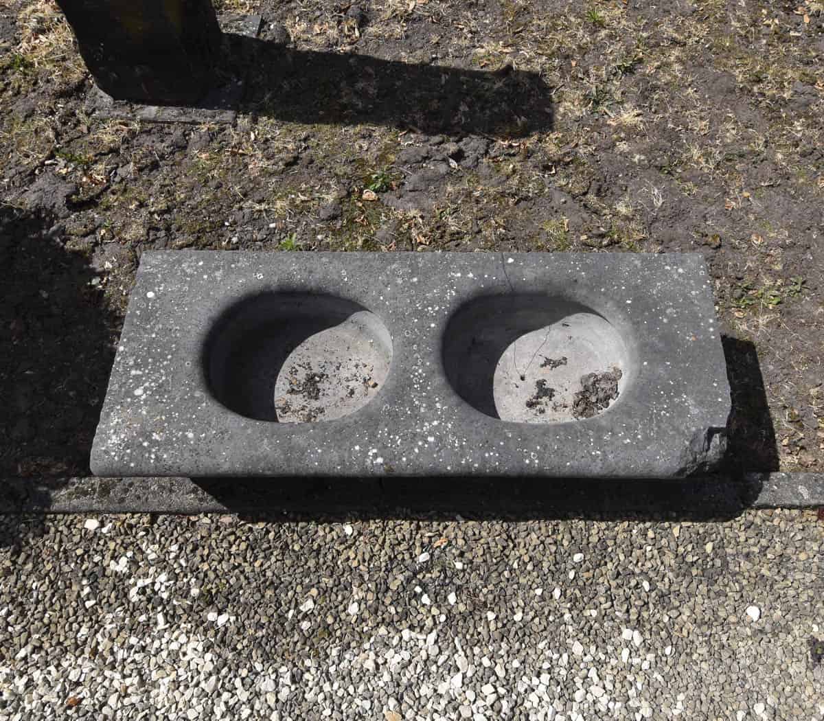 Hardstenen-dubbele-trog