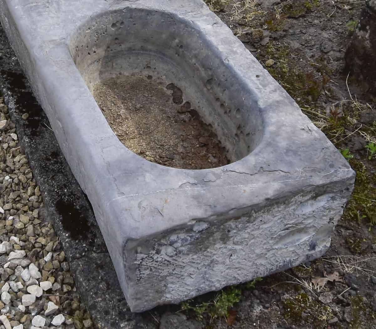 Hardstenen-trog
