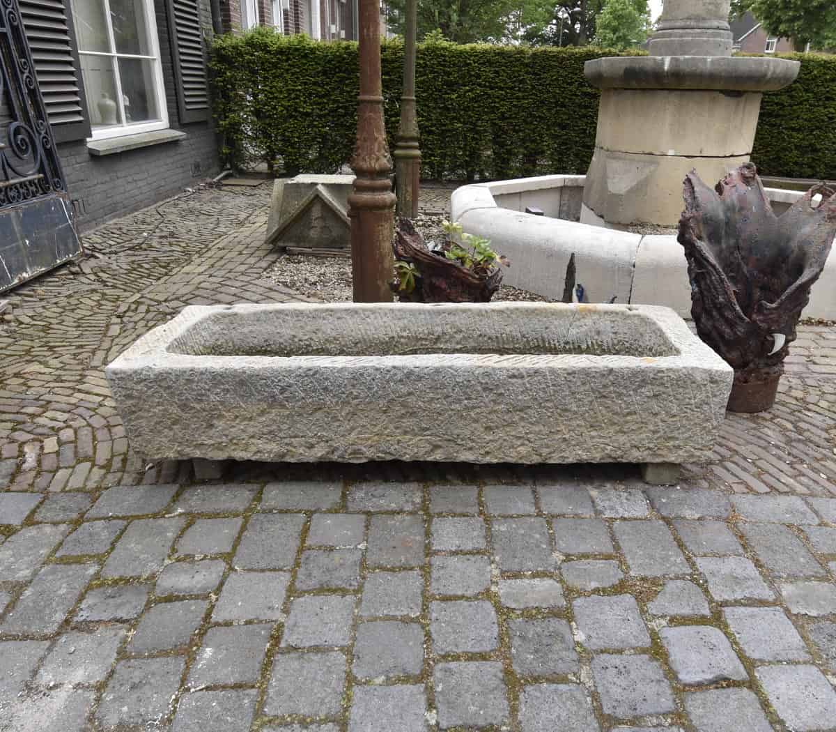Zandstenen-trog