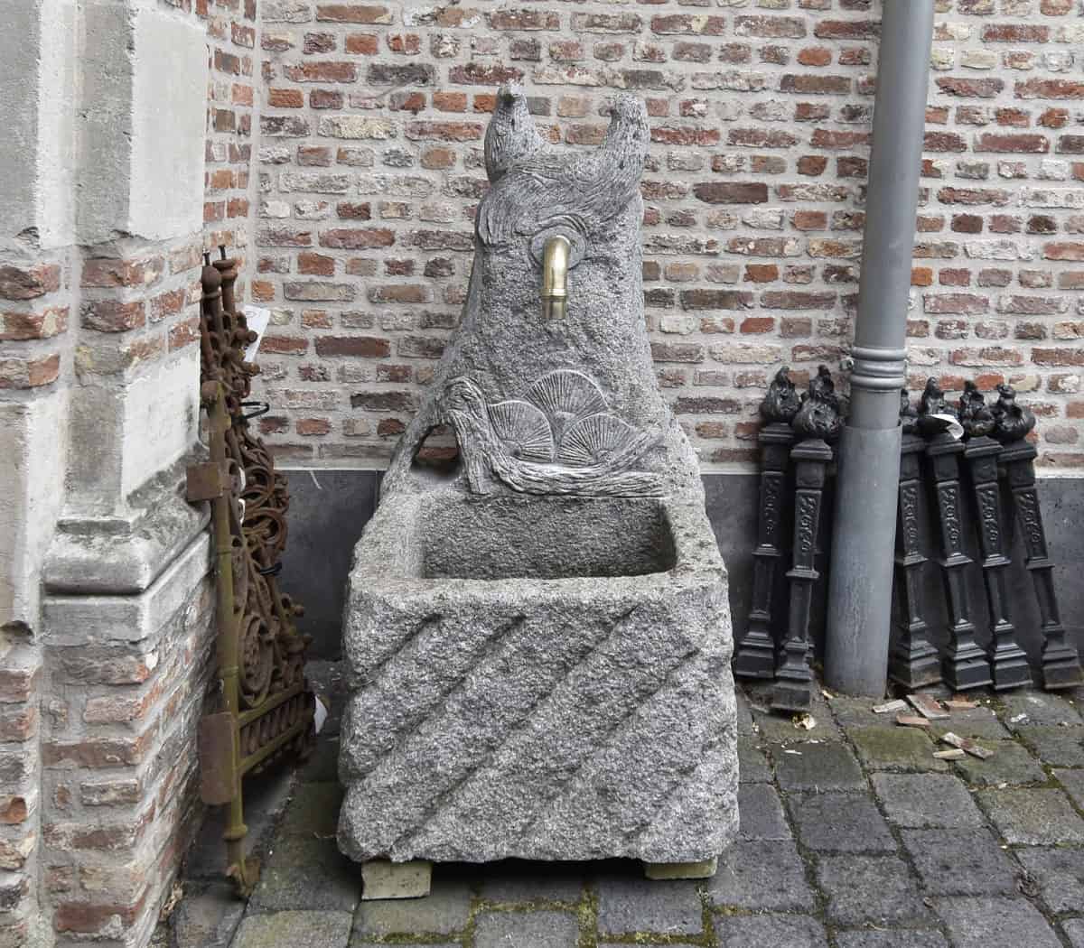 Fontein-met-kippen-en-spuwer