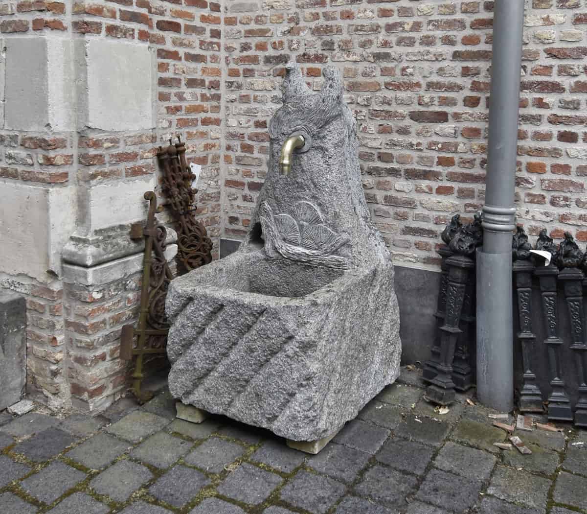 Fontein-met-kippen-en-spuwer