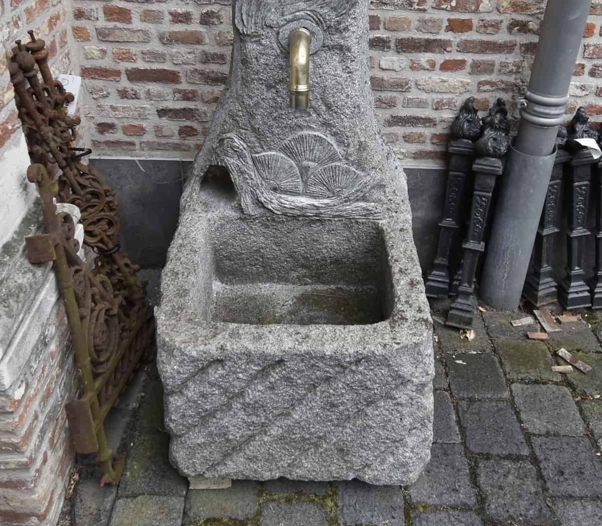 Fontein-met-kippen-en-spuwer