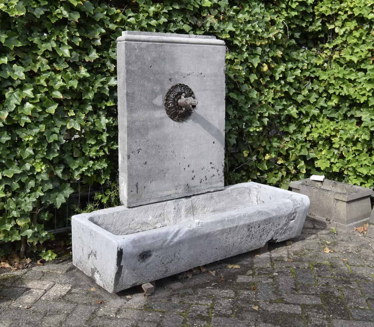 Hardstenen-fontein-met-trog