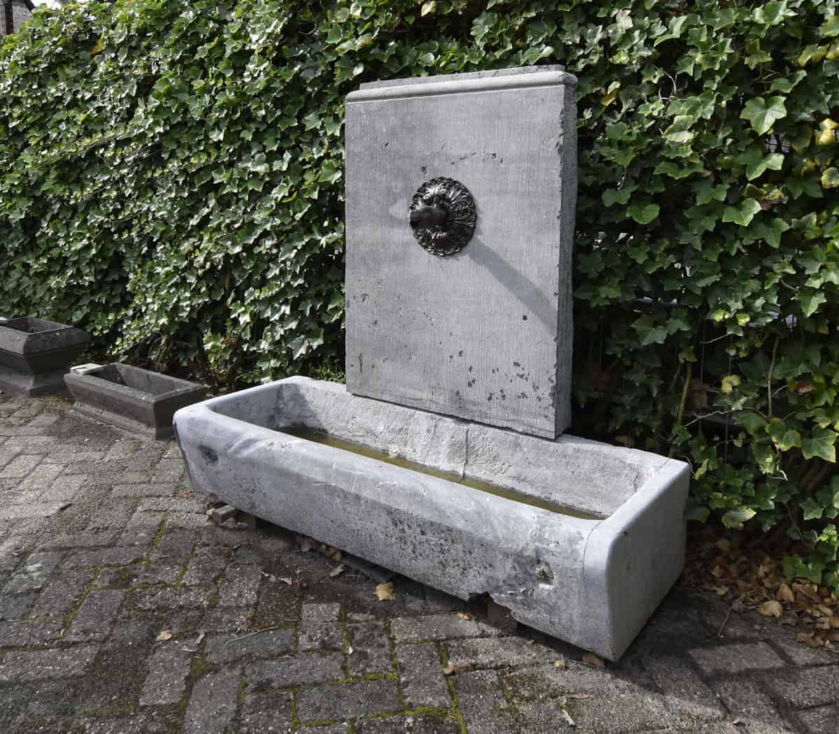 Hardstenen-fontein-met-trog
