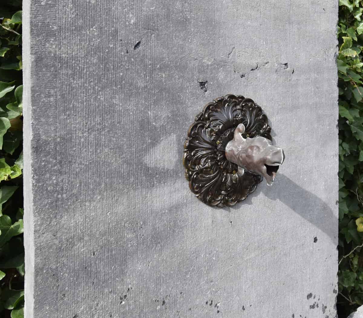 Hardstenen-fontein-met-trog