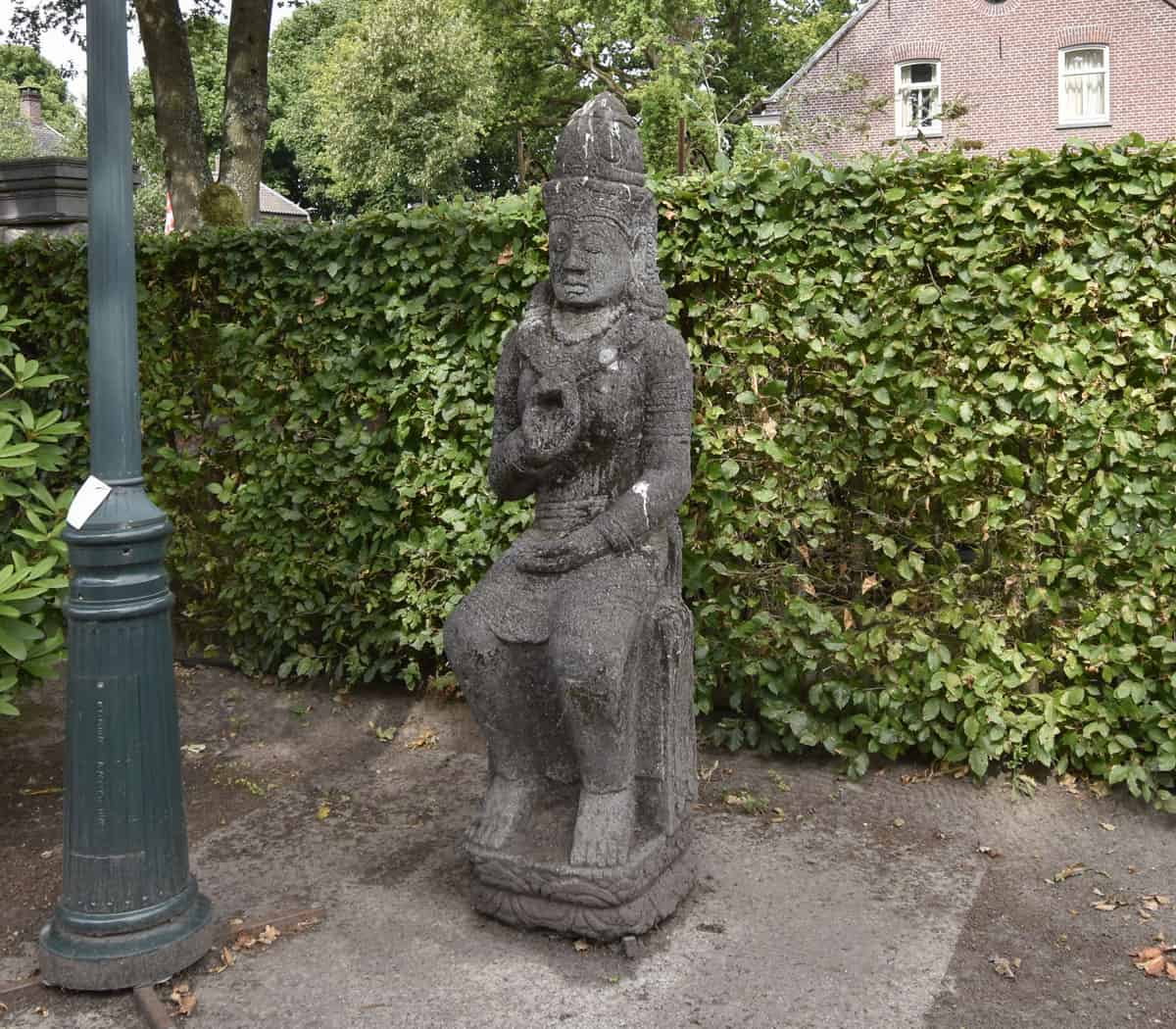 Lavastenen-Boeddha-beeld