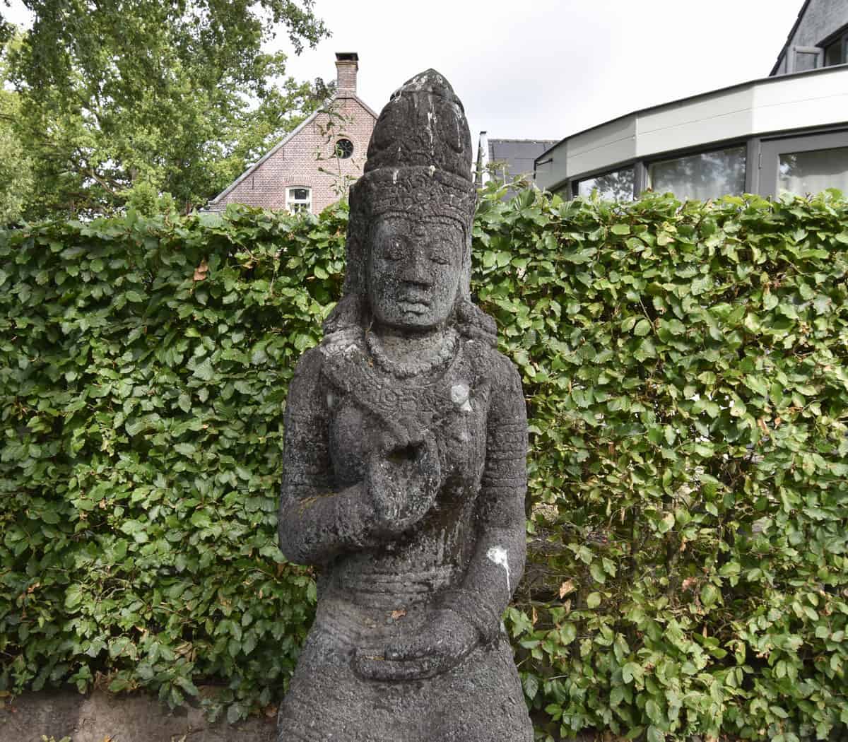 Lavastenen-Boeddha-beeld