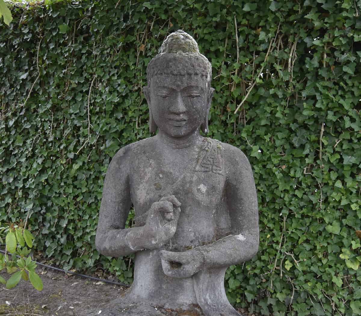 Lavastenen-boeddha-beeld