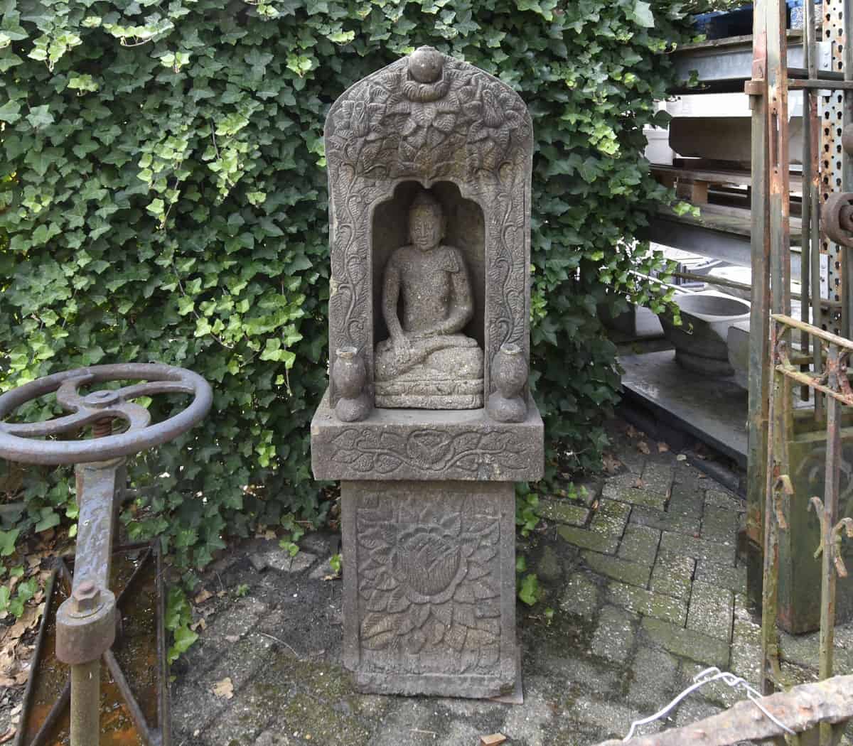 Nisje-op-sokkel-met-boeddha-beeld