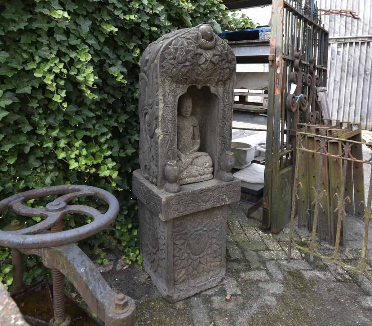 Nisje-op-sokkel-met-boeddha-beeld