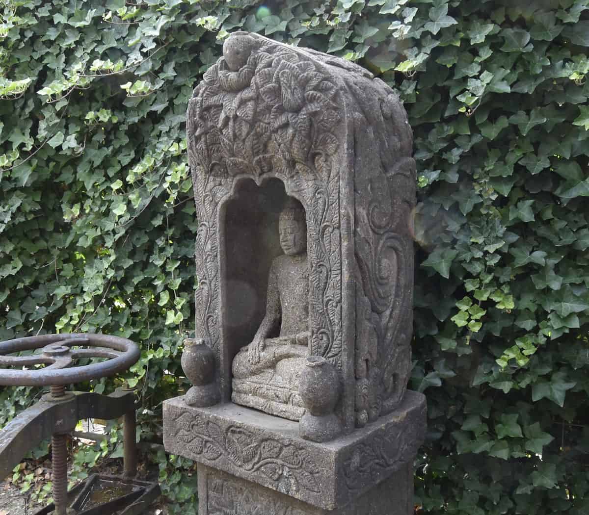 Nisje-op-sokkel-met-boeddha-beeld