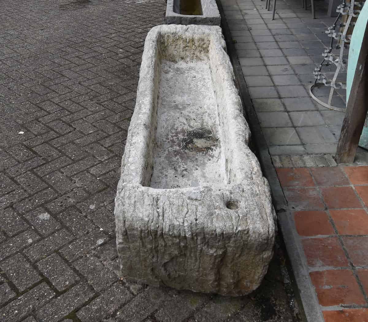 Zandstenen-trog
