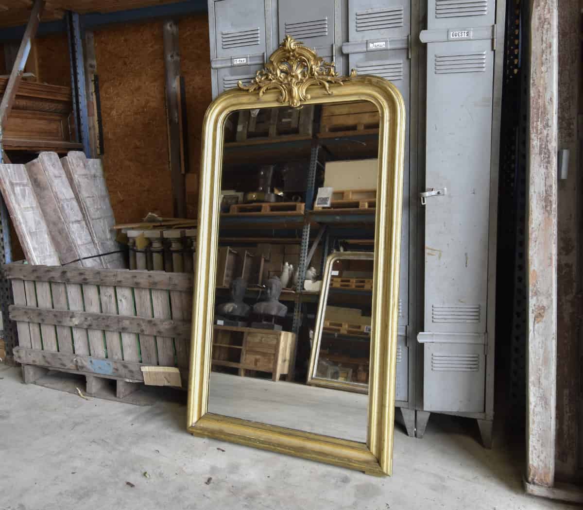 Antieke-spiegel-met-kuif