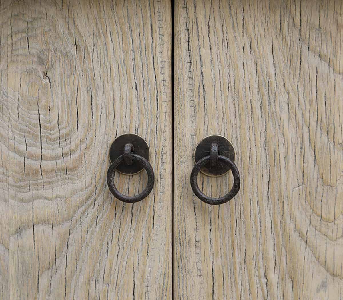 Houten-wandtafel-met-deuren