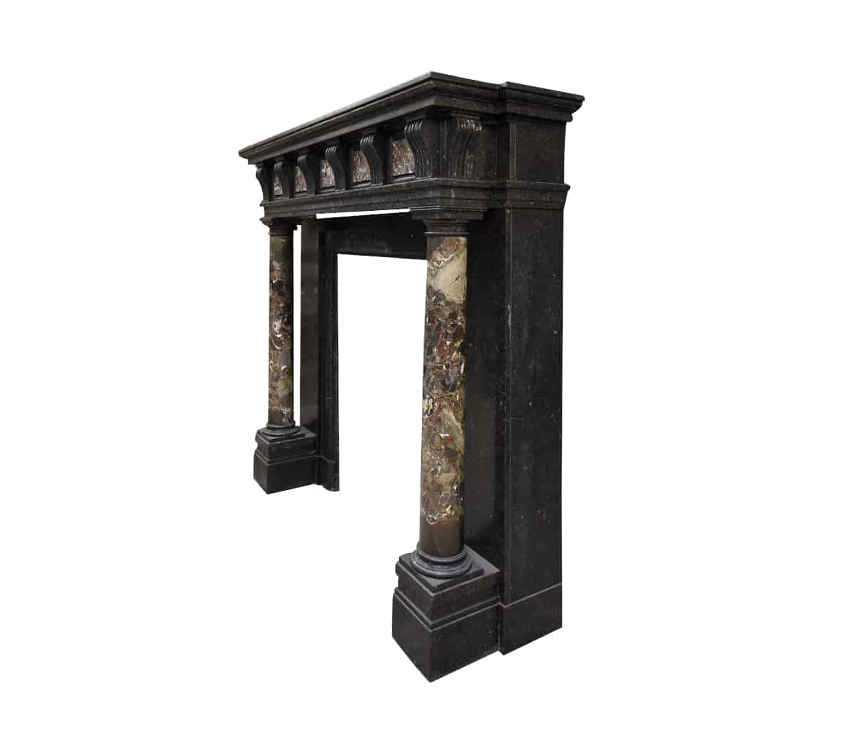 Zwart-marmeren-schouw-met-pilaren