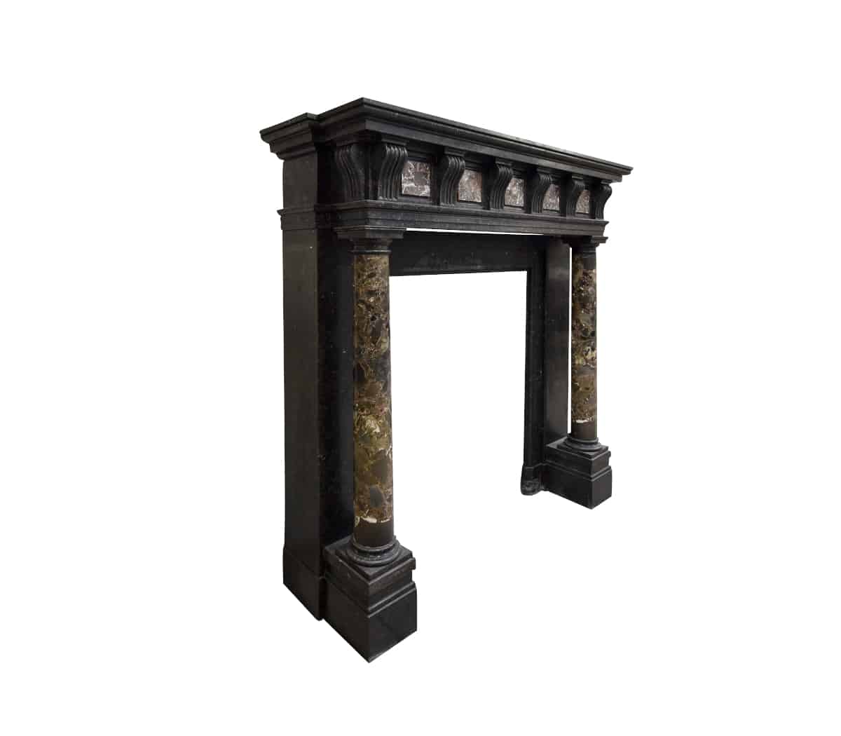 Zwart-marmeren-schouw-met-pilaren