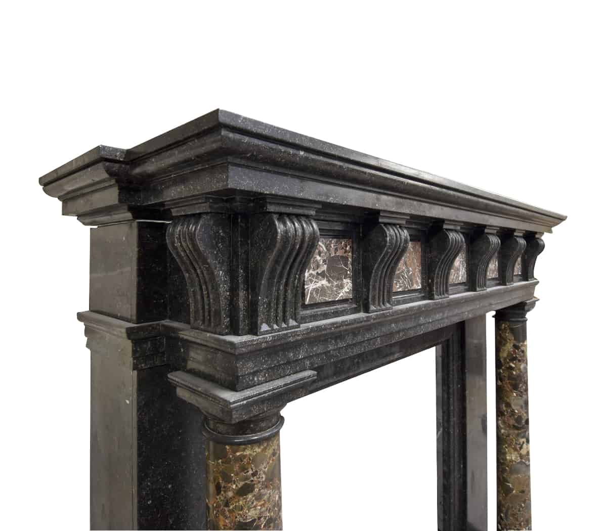 Zwart-marmeren-schouw-met-pilaren