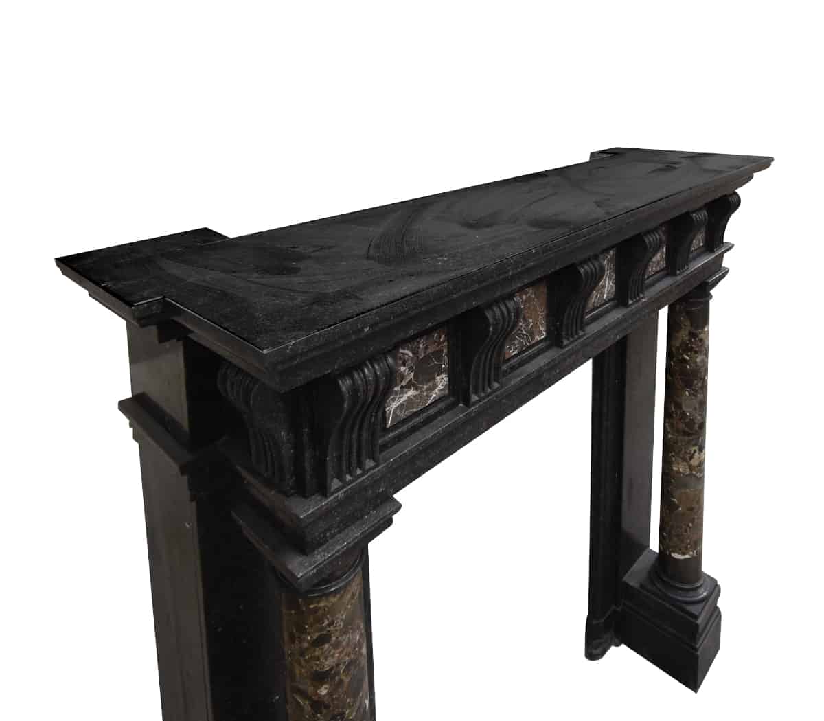 Zwart-marmeren-schouw-met-pilaren