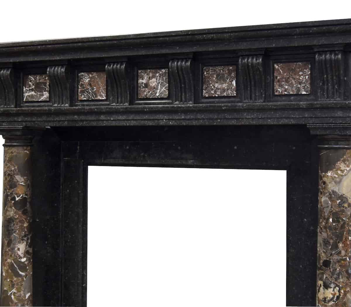 Zwart-marmeren-schouw-met-pilaren