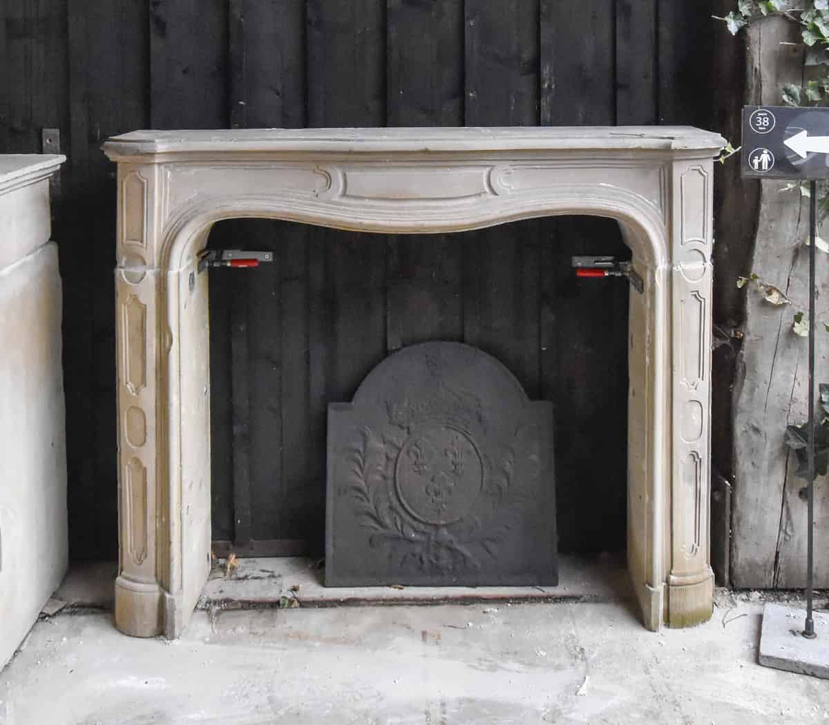 Zandstenen-voorzetschouw