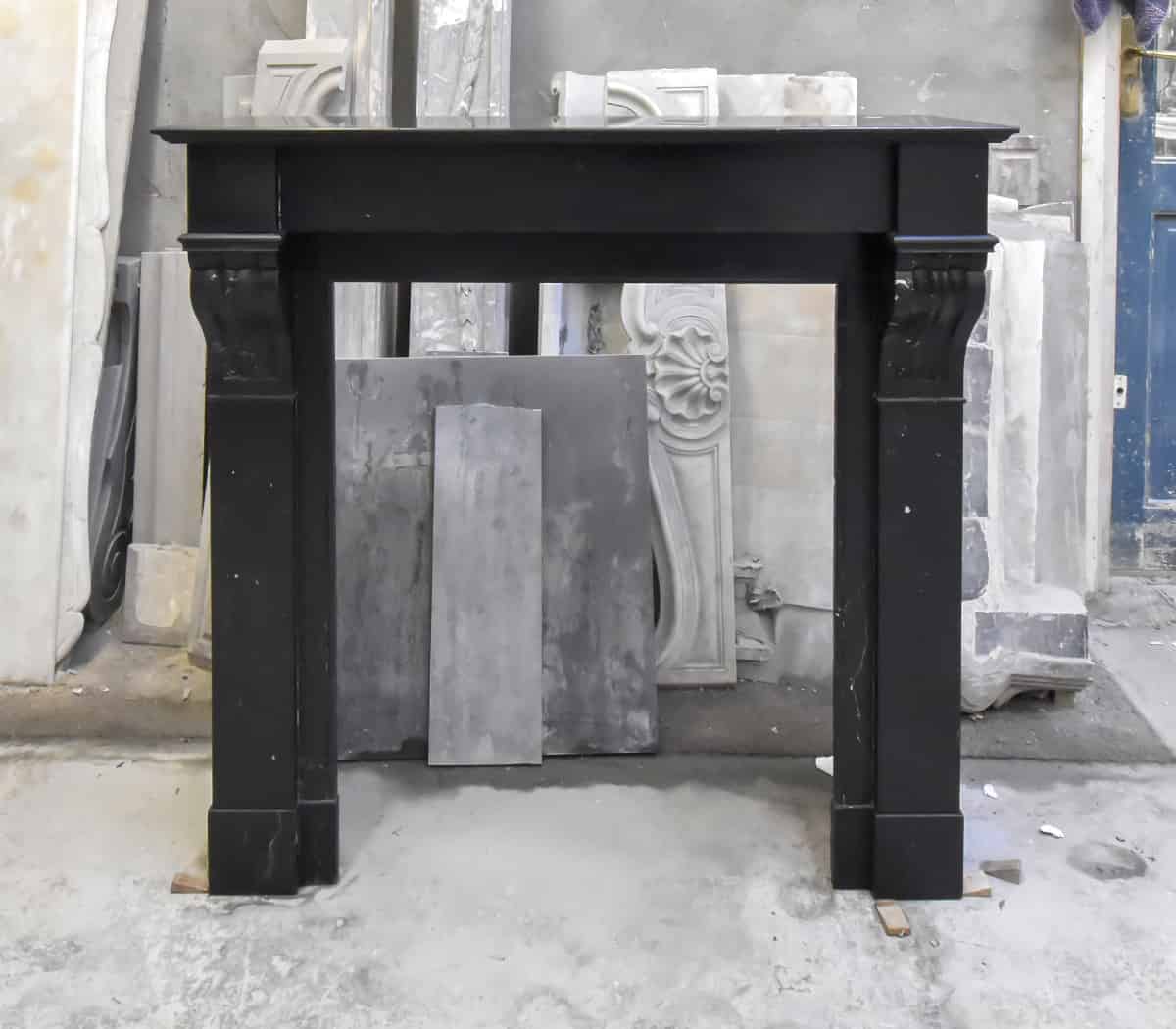 Zwart-marmeren-modillion-voorzetschouw