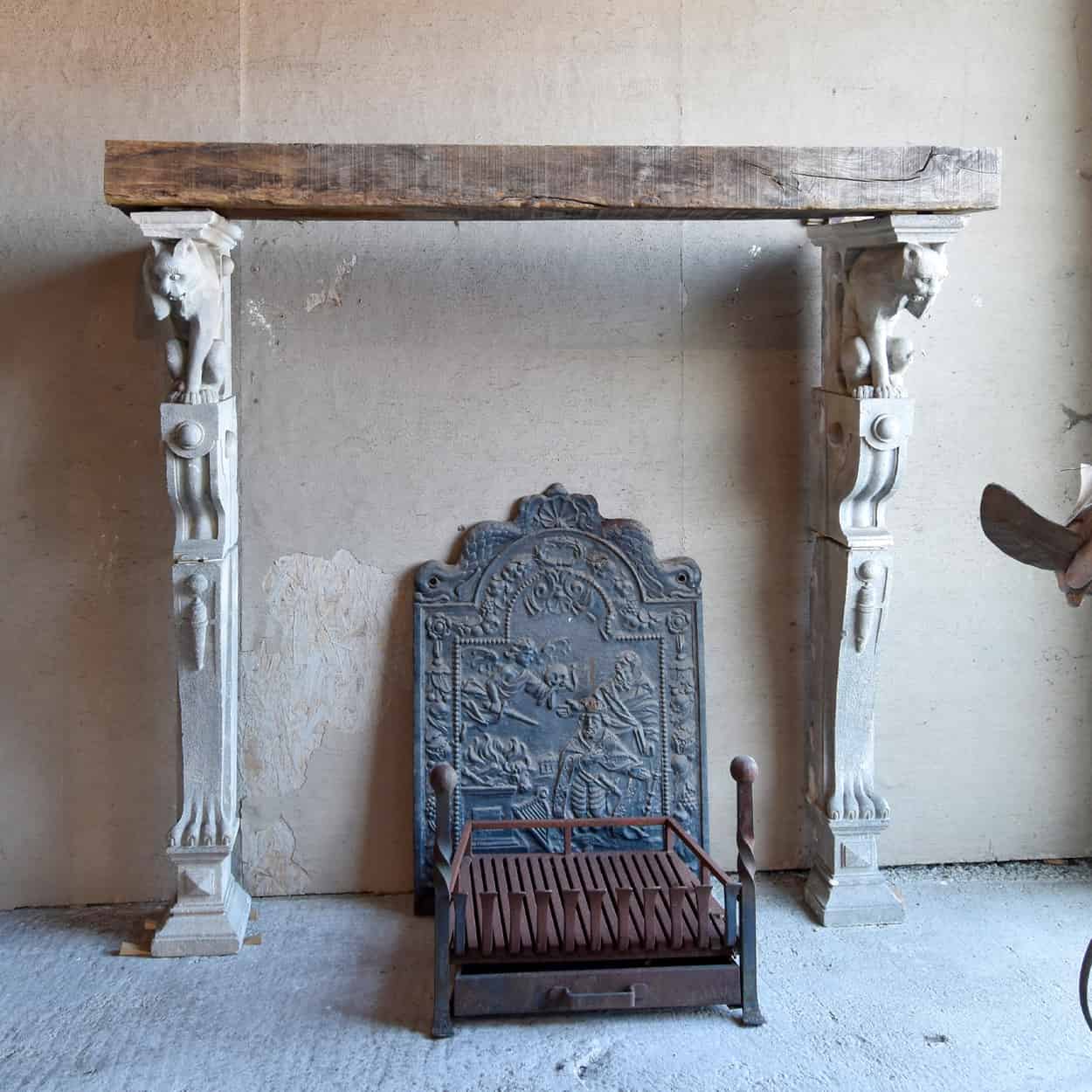 Zandstenen-schouw-met-houten-kap