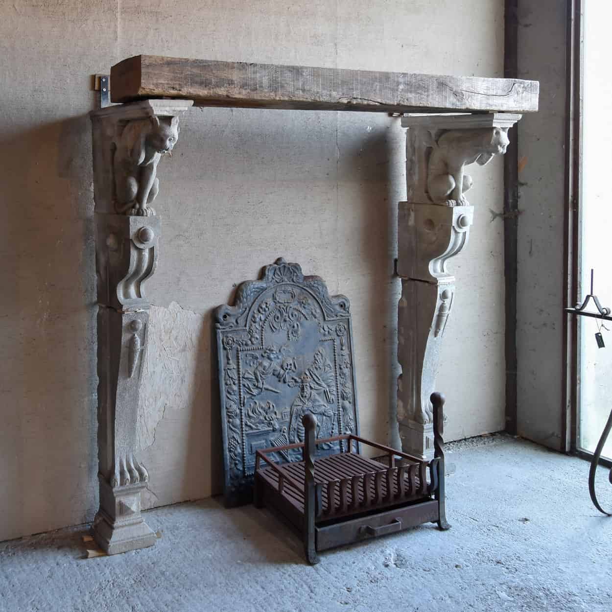 Zandstenen-schouw-met-houten-kap