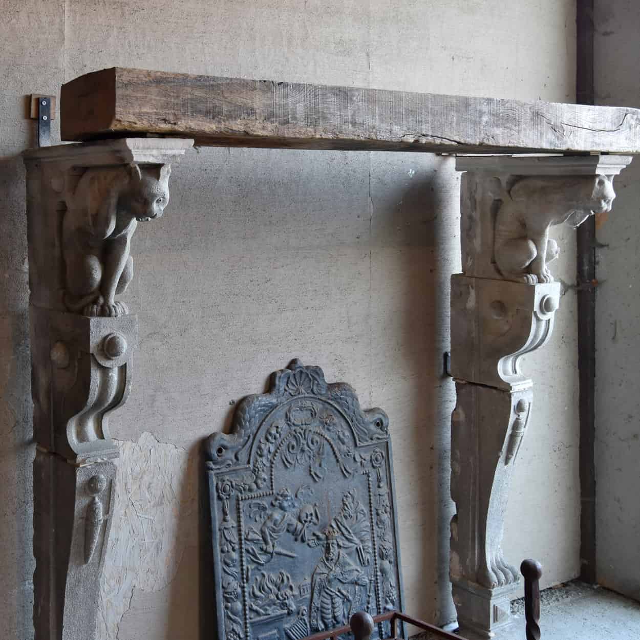 Zandstenen-schouw-met-houten-kap