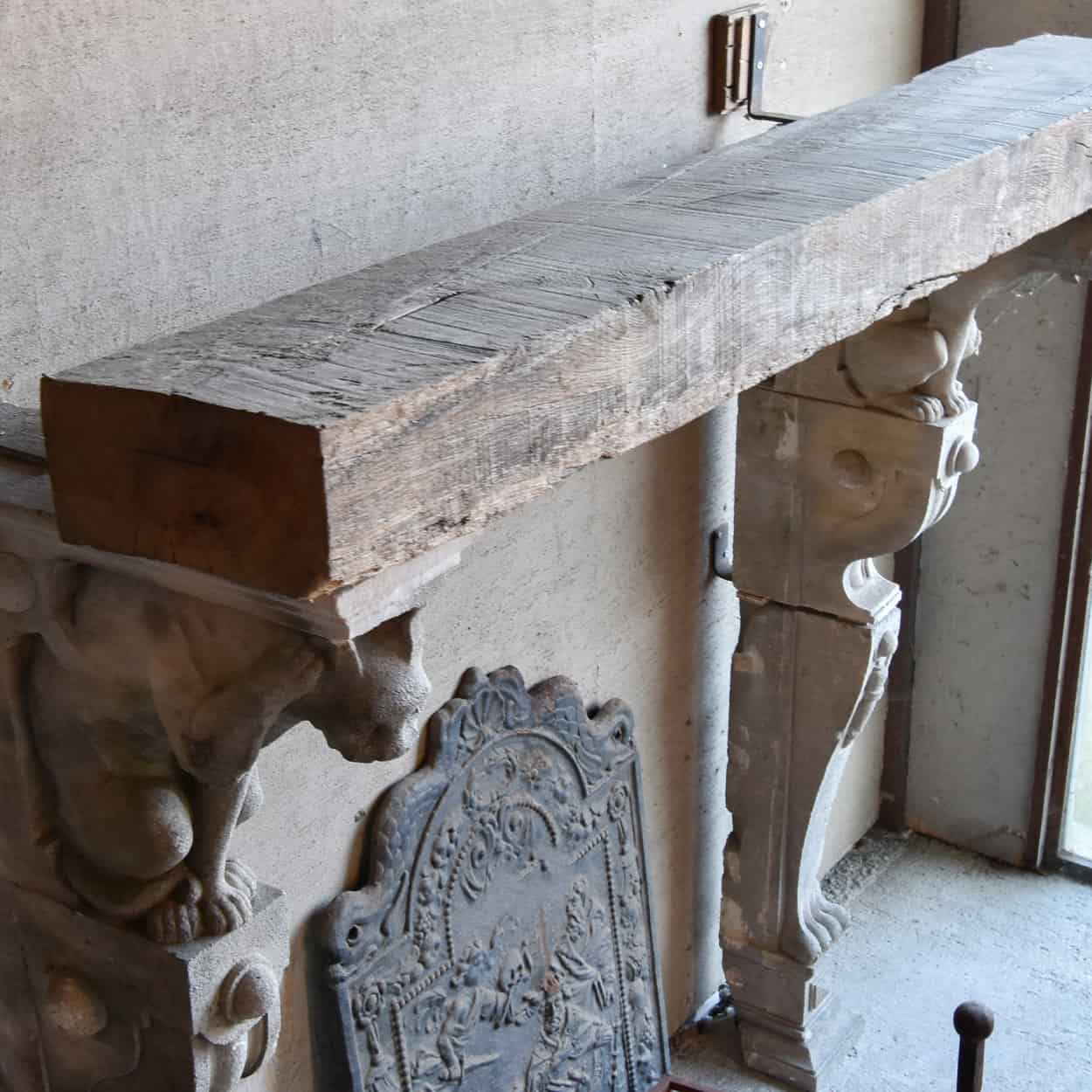 Zandstenen-schouw-met-houten-kap