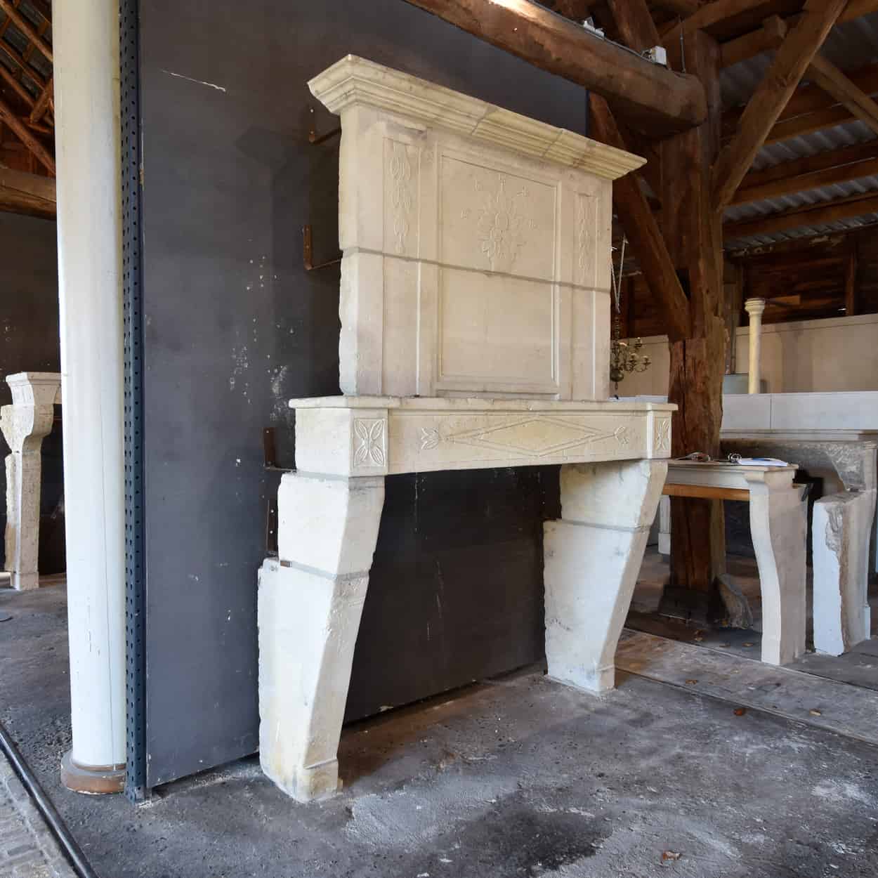 Zandstenen-schouw-met-trumeau