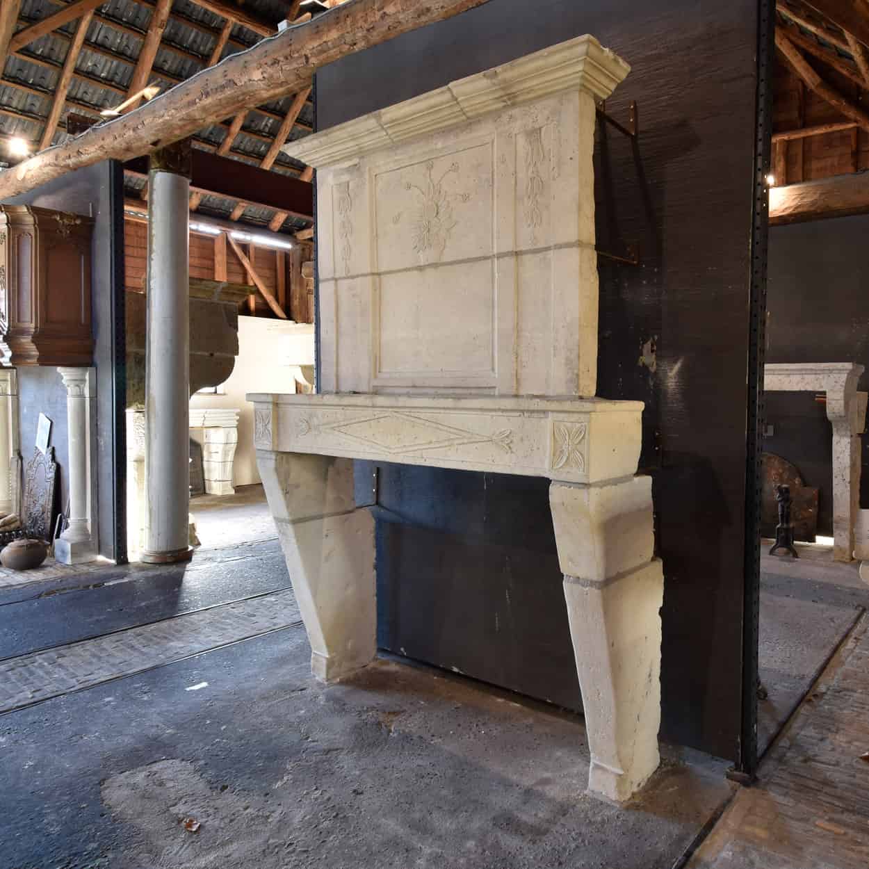 Zandstenen-schouw-met-trumeau