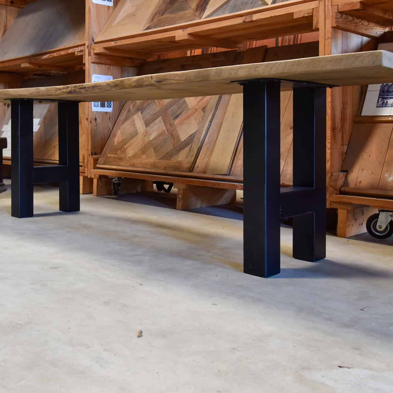 Boomstamtafel-met-ijzeren-onderstel