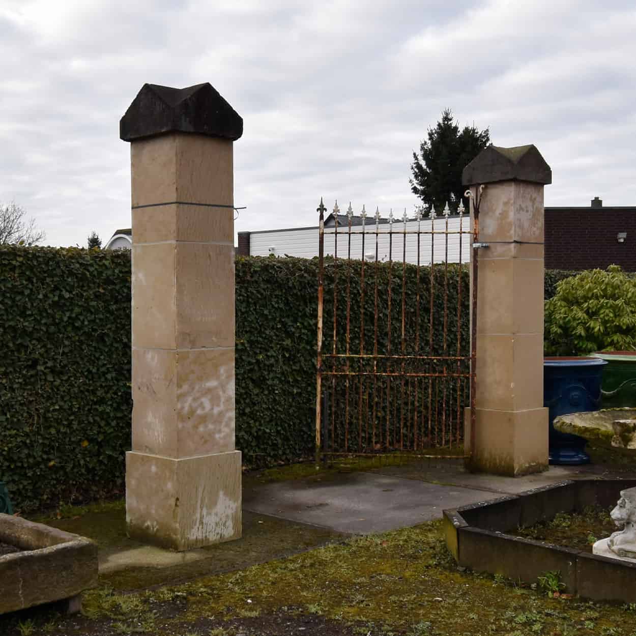 Zandstenen-poortpalen