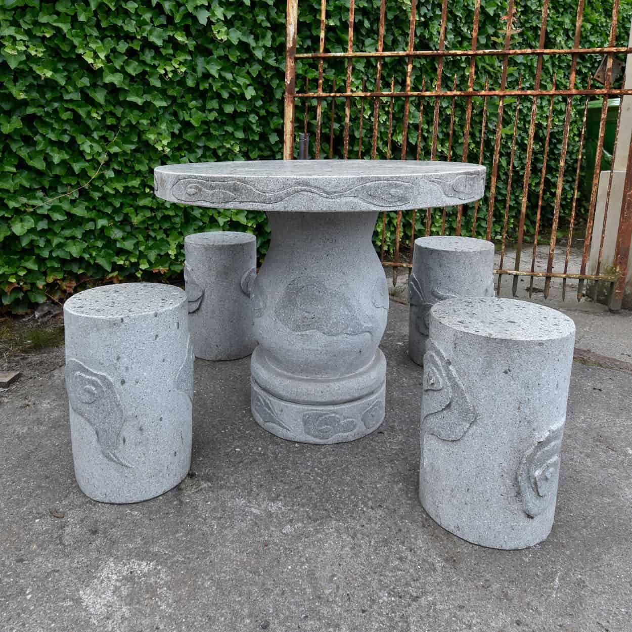 Stenen-tuintafel-met-4-krukjes
