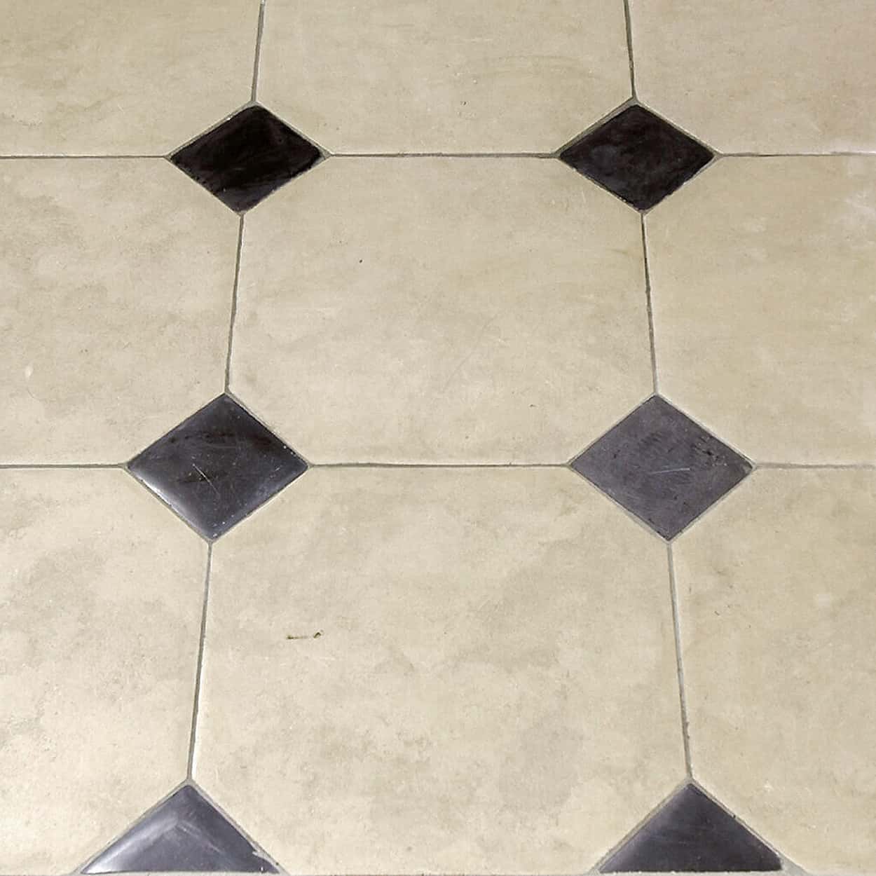 Calcaire-creme-met-zwarte-cabochons