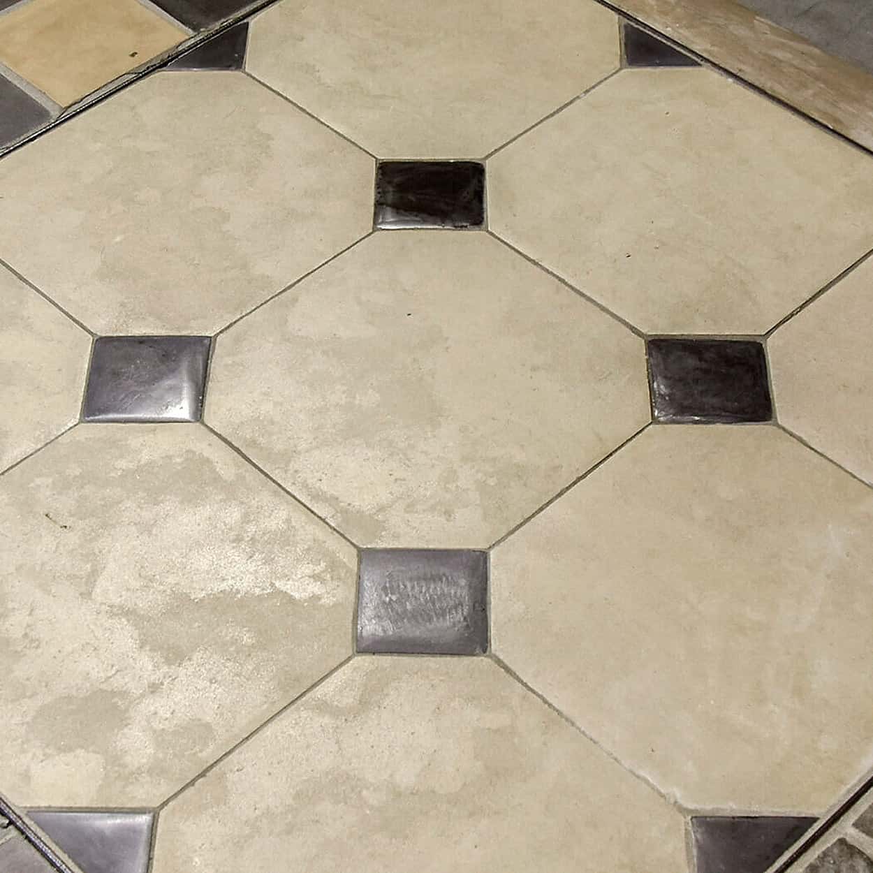 Calcaire-creme-met-zwarte-cabochons