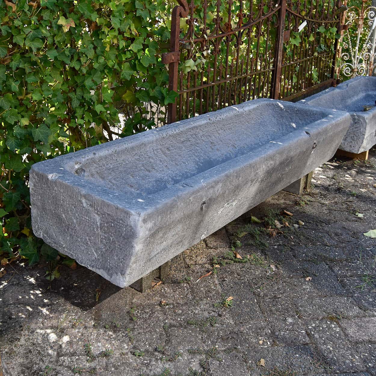 Hardstenen-trog