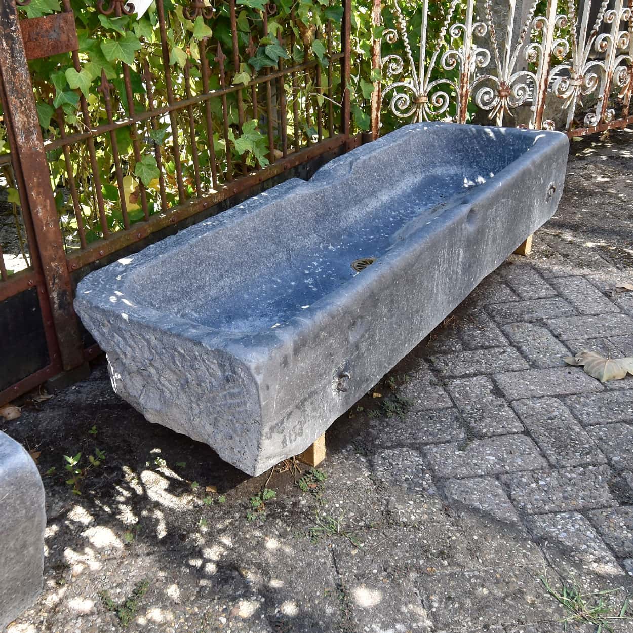 Oude-hardstenen-Trog-geborsteld