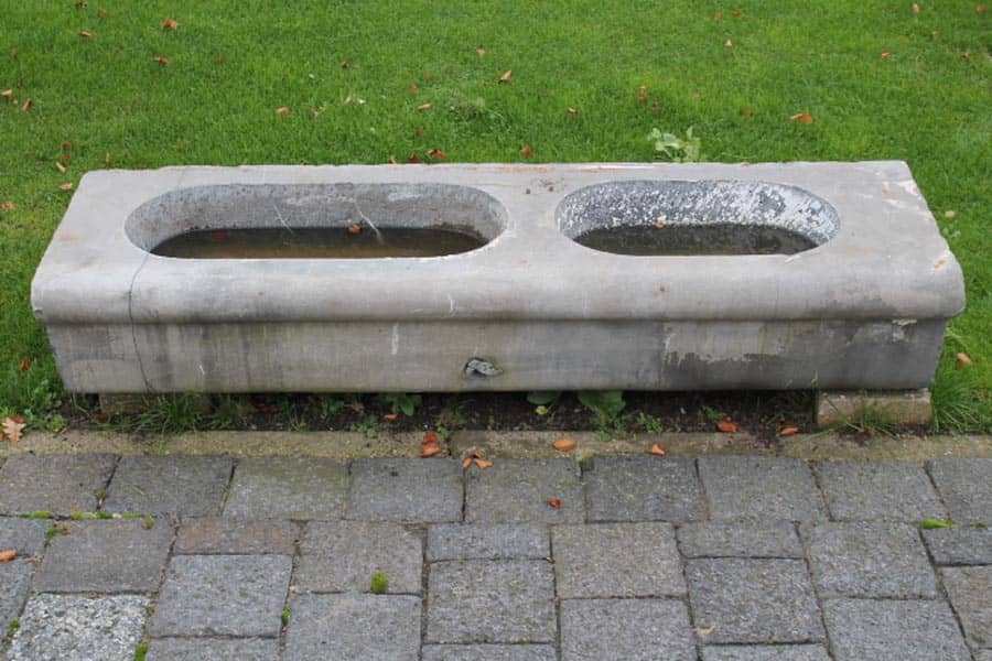 Antieke-Belgisch-hardstenen-trog