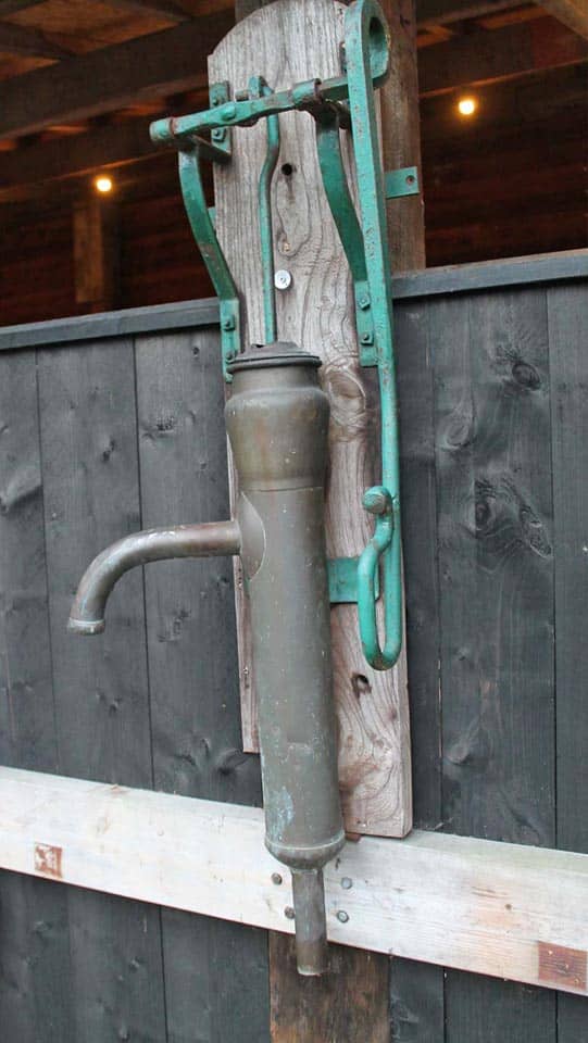 Antieke-koperen-pomp