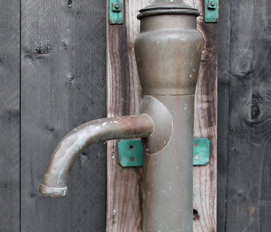 Antieke-koperen-pomp