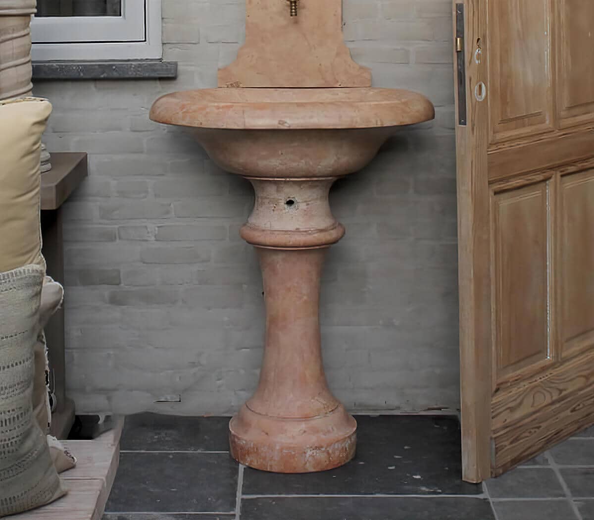 Antieke-marmeren-muurfontein